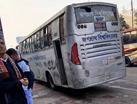 Seven injured as workers attack JnU bus in Mohakhali