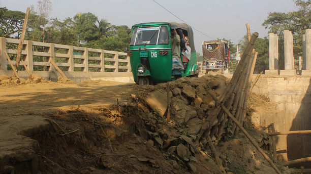 Incomplete bridge approach road turns commute risky