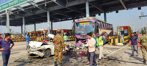 5 killed as bus hits car on Dhaka-Mawa Expressway toll plaza