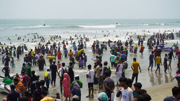 Thousands flock to Cox’s Bazar to witness the final sunset of 2024