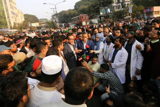 Postgrad doctors lift blockade at Shahbagh after 7 hours