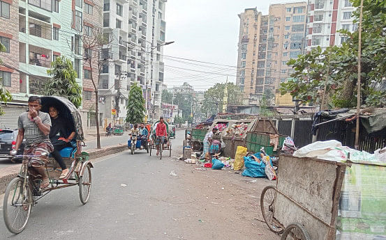 Dumpsters on Katalganj road causing public nuisance, traffic disruption