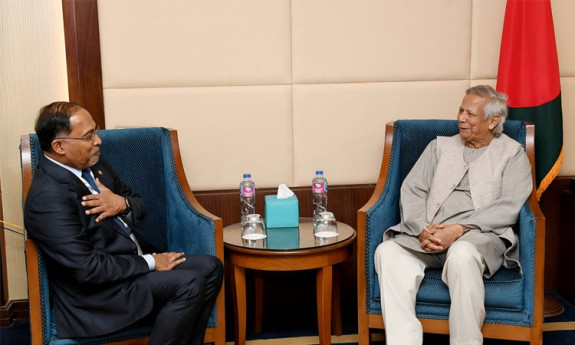 Malaysian minister calls on Prof Yunus in Cairo