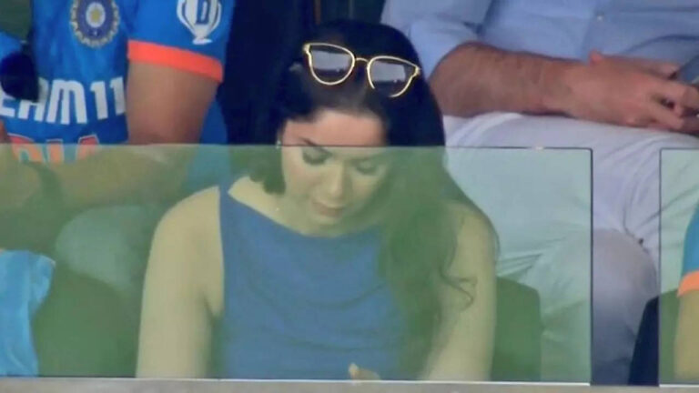 Sara Tendulkar spotted at the Gabbatoir, cheers for Team India