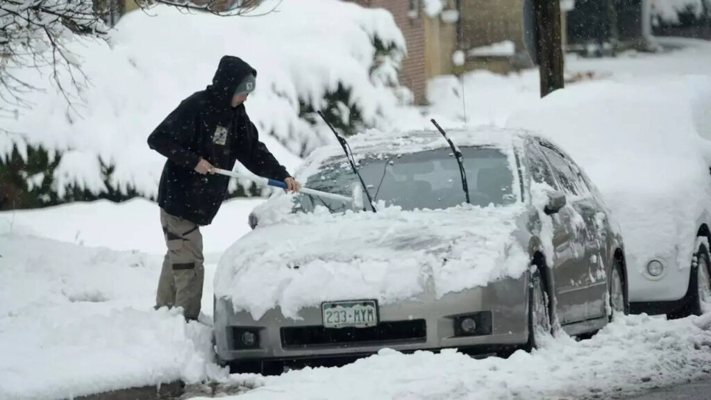 Minnesota and Wisconsin schools shut during season’s biggest snowstorm