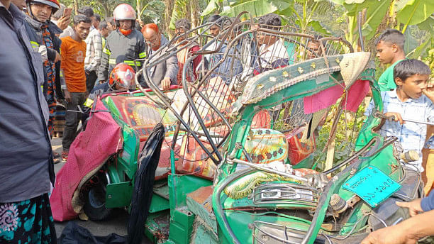 6 lives lost as bus hits autorickshaw