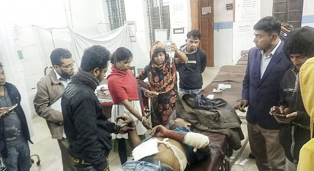 Journalist stabbed  in Narail