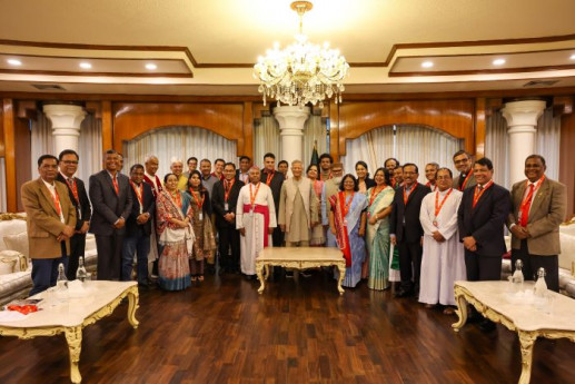 Yunus exchanges greetings with Christian community leaders