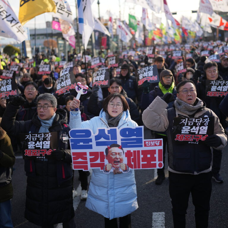 Impeached President Faces Down Detention Bid, Stoking South Korea’s Crisis