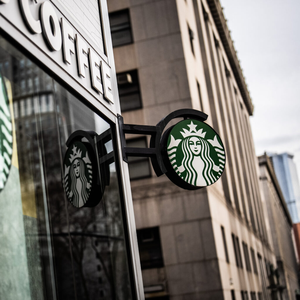 Starbucks Reports Weak Earnings as It Tries to Woo Back Customers