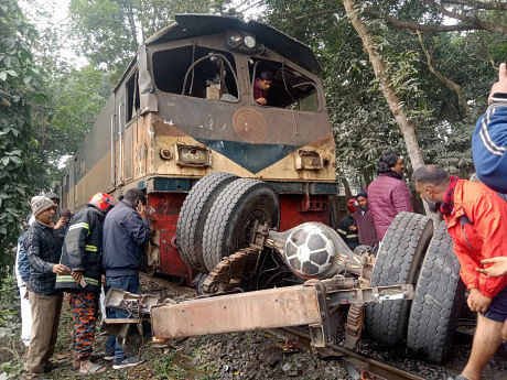 Four injured as train hits truck at Jamalpur level crossing