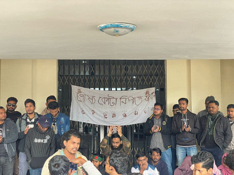 RU students lock admin building, demand abolishing ward quota