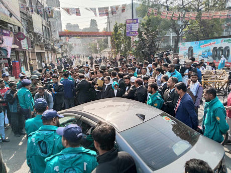 Alia Madrasa students block Bakshibazar road demanding relocation of makeshift court