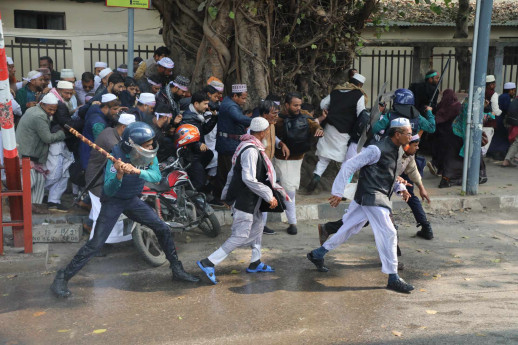 Police charge batons, use water canons on protesting Ebtedai madrasa teachers