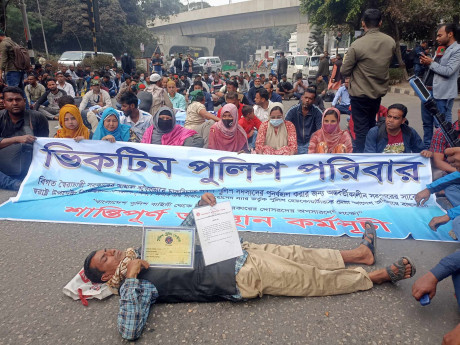 Dismissed cops gather near Shikkha Bhaban demanding their jobs back