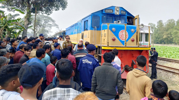 Locals stop train in Lalmonirhat demanding stoppage for Burimari Express