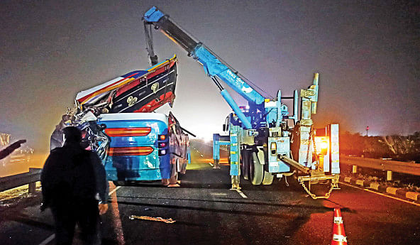 Road crashes: 4 lives lost on Dhaka-Mawa Expressway