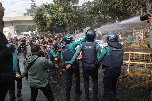 Cops disperse student march with water cannons, sound grenades