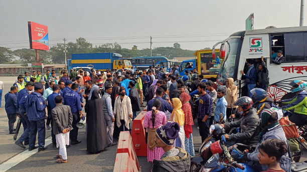 Snatching of Jubo Dal leader: People suffer as students block highway