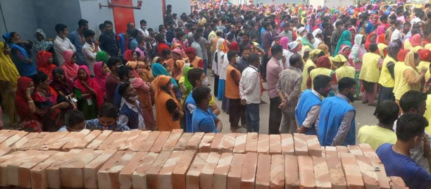 RMG workers on strike demanding arrears in Gazipur