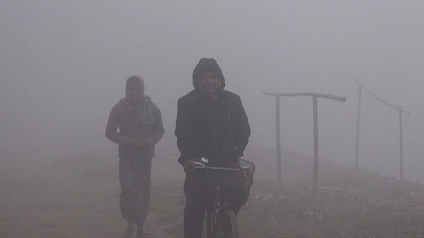 Dhaka enveloped in dense fog as winter deepens across Bangladesh