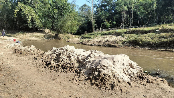 Illegal sand extraction threatens livelihood