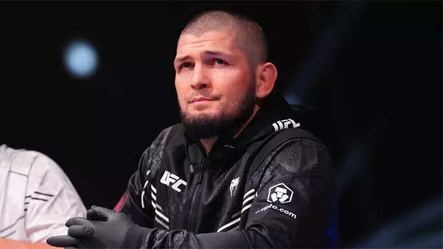 Watch: Ex-UFC champ Khabib Nurmagomedov removed from plane