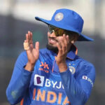 Shreyas Iyer signs autograph, clicks selfie with fan girl