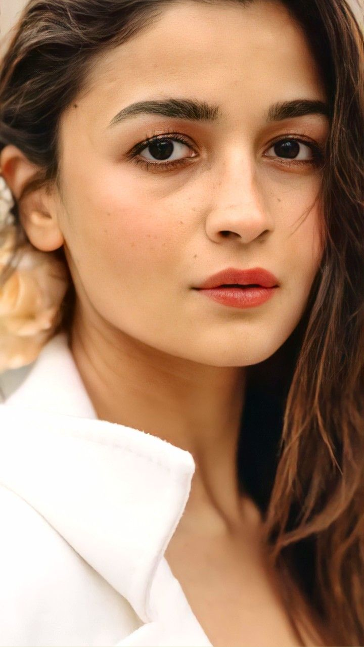 Try Alia Bhatt’s 5-minute makeup routine