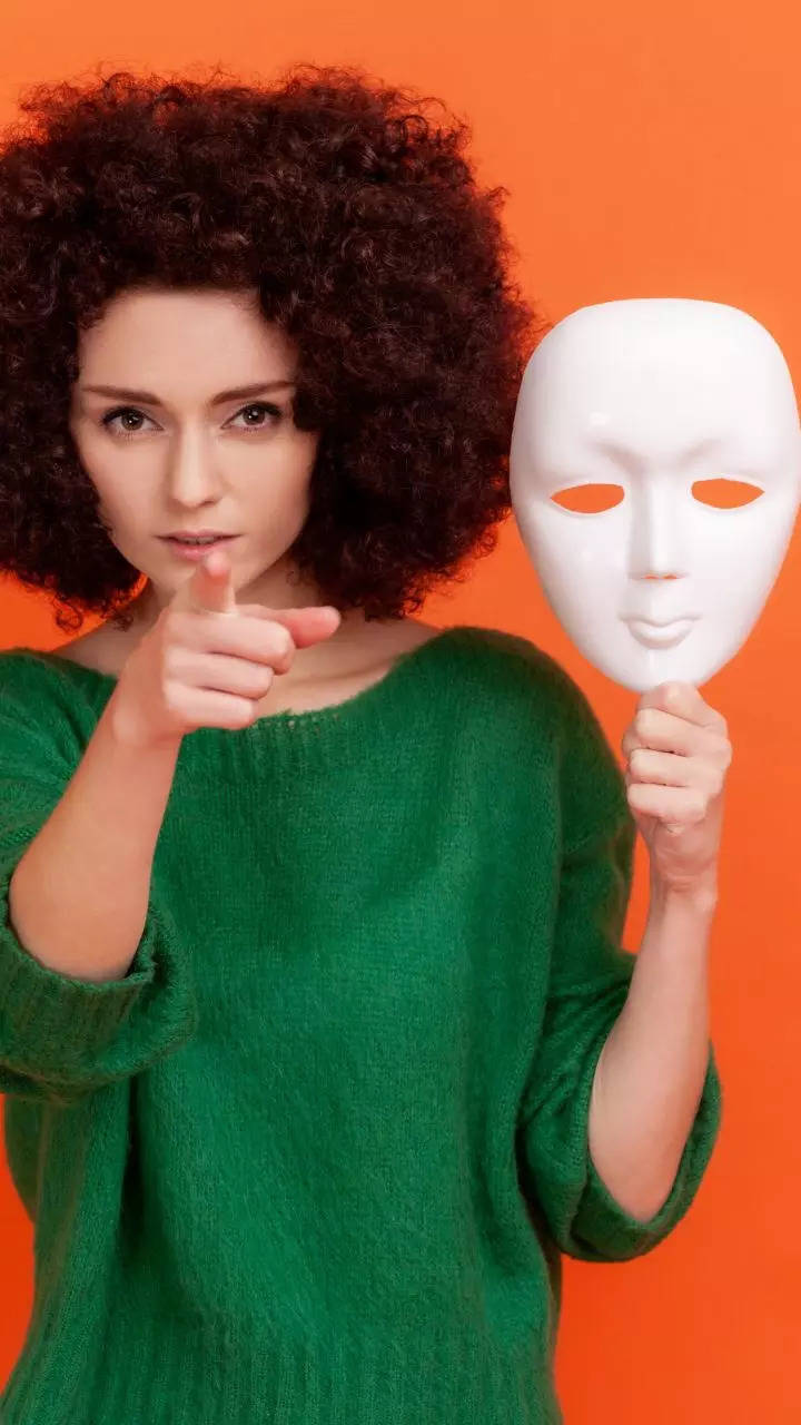 How to spot a fake person: 10 signs to look for