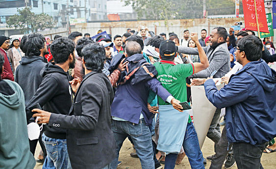 7 hurt as green groups clash