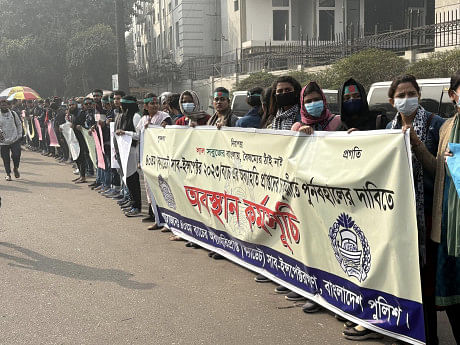 Dismissed trainee SIs protest in front of Secretariat