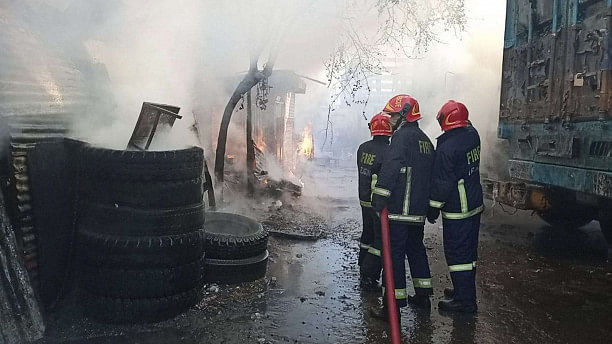 Fire burns six trucks at Tejgaon stand