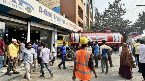 Man killed as oil tanker crashes into car showroom in Natun Bazar