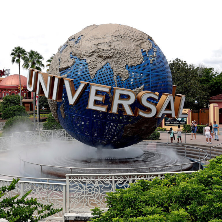 Universal’s Theme Parks, Long in Disney’s Shadow, Expand at Dizzying Pace