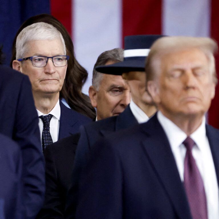 Apple Plans to Invest $500 Billion in U.S. as Trump Tariffs Loom