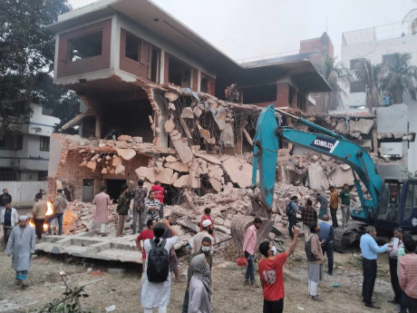 Dhanmondi 32 house demolition resumes after dawn