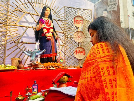 Female priest breaks tradition, leads Saraswati Puja at JnU