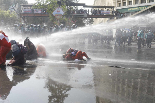 Cops charge batons, use water cannons on Shahbagh protesters