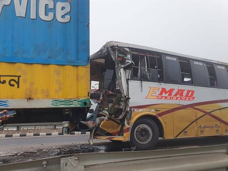 15 injured in four-vehicle pileup on Dhaka-Mawa expressway amid dense fog