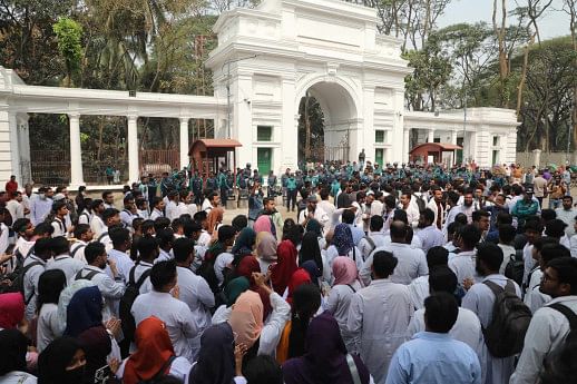 Police bar march of interns, medical students at High Court gate