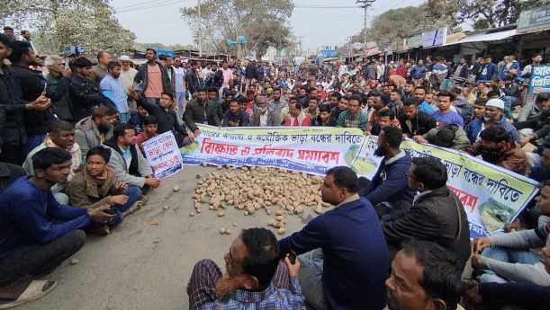 Hike in storage charges: Potato farmers, traders block highway in Dinajpur