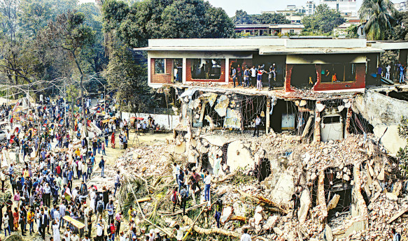 Dhanmondi 32 remnants being taken apart