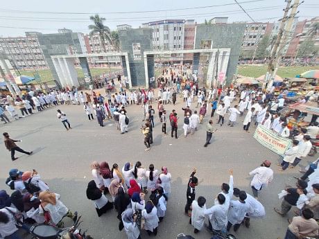 Barishal medical college: Students protest, suffer from teacher shortage