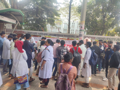 MATS students continue protest in front of Jatiya Press Club