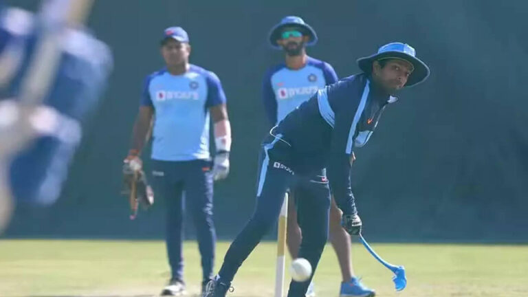 Mistaken cops stop Team India's throwdown specialist Raghu - Watch