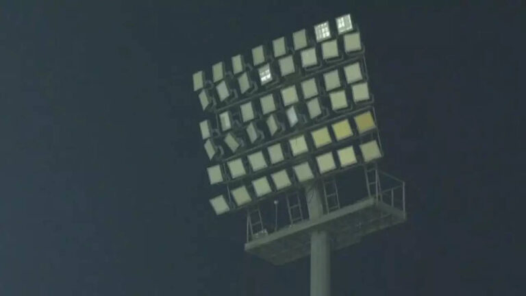 Floodlight glitch disrupts India-England 2nd ODI for 35 minutes