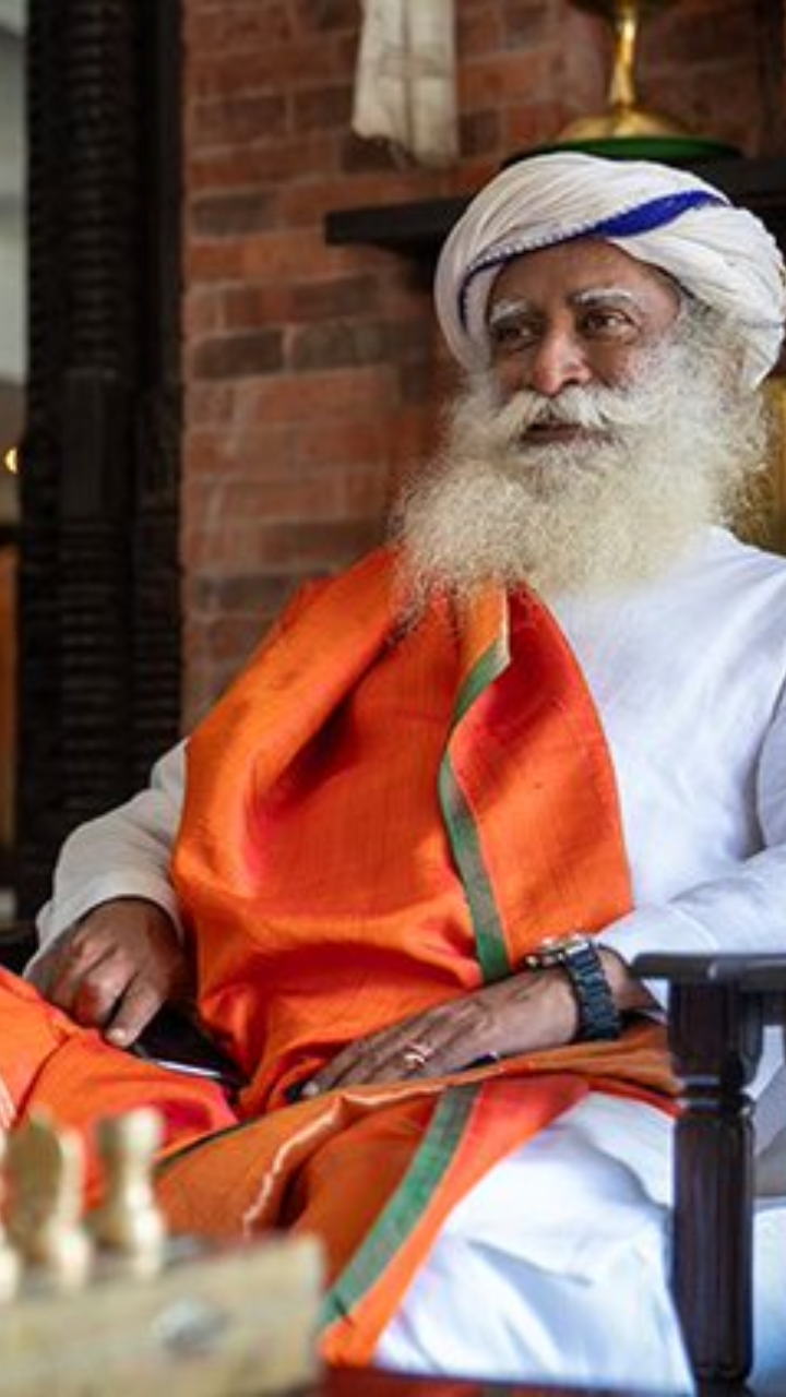 ​10 quotes by Sadhguru to instantly calm the mind​