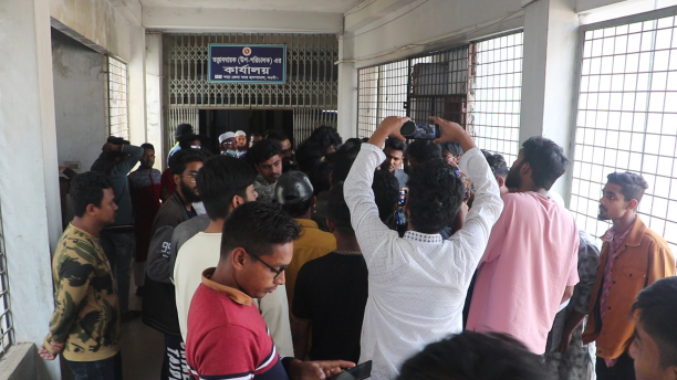 Students besiege Naogaon Sadar Hospital over irregularities