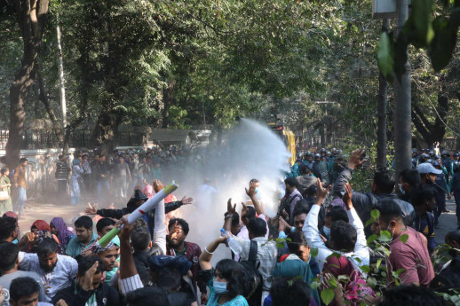 Teacher candidates: Police use water cannons, charge batons to foil demo